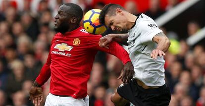 Lukaku salta con Lovren por un balón.