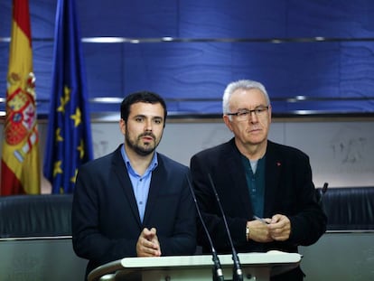 El diputado de IU Alberto Garz&oacute;n junto al coordinador Cayo Lara, en el Congreso.