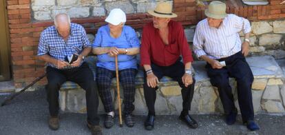 Varios ancianos en un banco.