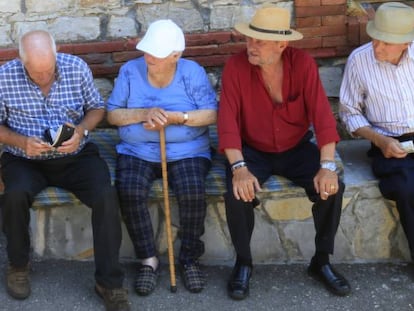 Varios ancianos en un banco.