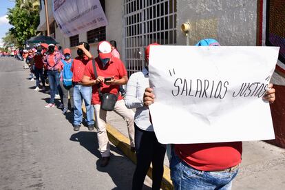 Trabajadores del ayuntamiento de Chilpancingo marcharon para exigir aumento salarial, en 2020.