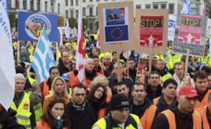 Representantes de los trabajadores de tierra de varios aeropuertos europeos se manifiestan frente a la sede del Parlamento Europeo en Bruselas, Bélgica, hoy.