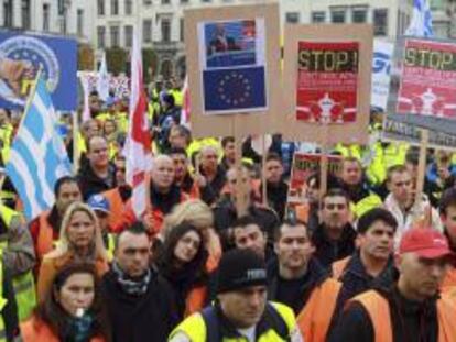 Representantes de los trabajadores de tierra de varios aeropuertos europeos se manifiestan frente a la sede del Parlamento Europeo en Bruselas, Bélgica, hoy.