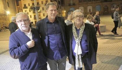 El director del documental, Justin Webster, junto a Luis Aizpiolea y José María Izquierdo en el estreno en San Sebastián.