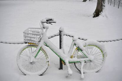 Una bicicleta cubierta de nieve durante una tormenta en la ciudad de Washington, el 21 de marzo de 2018.