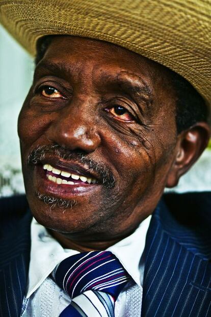 Ritmo en las venas. Pancho Terry es el maestro del chekeré, un instrumento de percusión africano que aprendió a tocar de niño. Durante 30 años formó parte de la charanga Maravillas de Florida, aunque también fue violinista de la Sinfónica de Camagüey. Gran jazzista, ha actuado con Wynton Marsalis y su hijo es saxofonista.