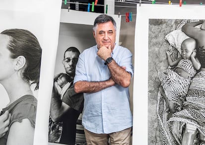 El fotoperiodista Gervasio Sánchez, en el laboratorio fotográfico de Juan Manuel Castro Prieto, en Madrid, en 2023.