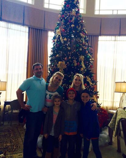 Britney Spears enseñó su árbol de Navidad hace días junto a su familia. Aunque la temperatura en California no es muy invernal, los motivos navideños también decoran su hogar.