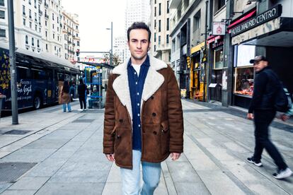 Alejandro Jato, actor que encarna a Camilo Sesto en la nueva serie de Atresplayer, fotografiado en la Gran Vía de Madrid.