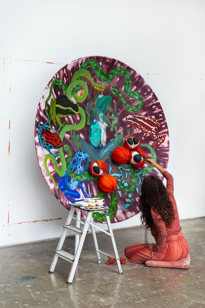 Adriana Varejão trabaja en su obra.