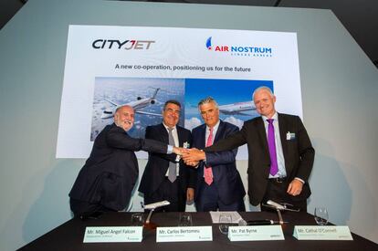 Carlos Bertomeu, de Air Nostrum, segundo por la izquierda, y Pat Byrne, de CityJet, tras alcanzar el acuerdo.