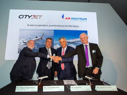 Carlos Bertomeu, de Air Nostrum, segundo por la izquierda, y Pat Byrne, de CityJet, tras alcanzar el acuerdo.