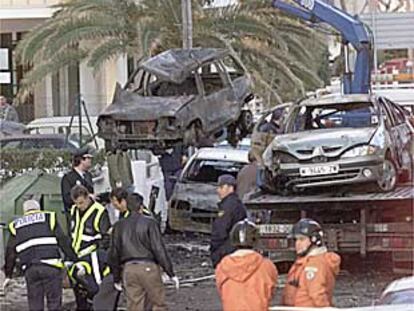 Bomberos y policías examinan los coches afectados por la explosión de Gandia.