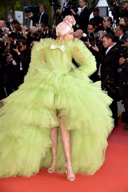 Deepika Padukone sorprendió en Cannes con este voluminoso diseño color lima de Giambattista Valli.