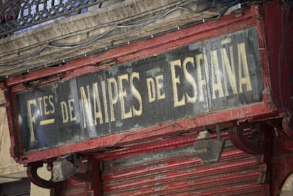 Dintel del comercio del número 29 de la calle del Carme, con el nombre de un viejo taller de naipes.