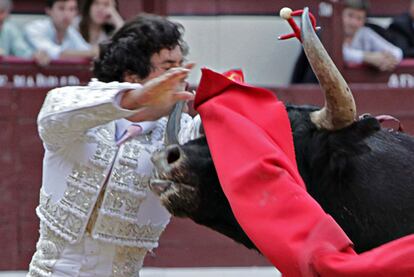 Miguel Abellán reicbe una cornada en la boca al entrar a matar a su primer toro.