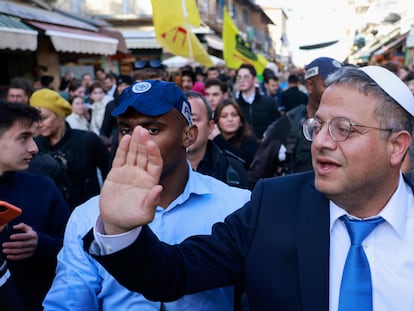 El ministro israelí Itamar Ben Gvir, en una visita a un mercado de Jerusalén, el pasado 30 de diciembre.