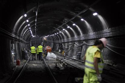 Operarios contratados por Metro trabajan en el tramo entre Banco de España y Retiro, dentro de las obras de reforma de la línea 2.