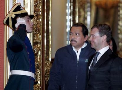 Un soldado rinde honores en el Kremlin a Daniel Ortega (centro) y Dmitri Medvédev