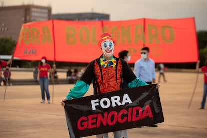 Manifestantes protestan contra el Gobierno del presidente de Brasil, Jair Bolsonaro, el pasado 31 de marzo en Brasilia (Brasil).
