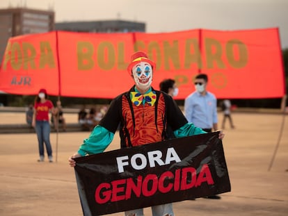 Manifestantes protestam contra Bolsonaro no aniversário do golpe de 1964 na quarta-feira, no Brasil.