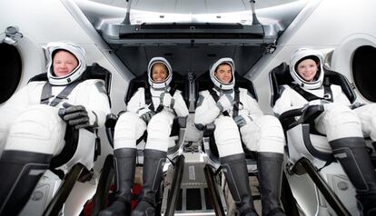 El viaje al que se han aventurado Isaacman y sus amigos es muy superior en distancia y tiempo a los viajes suborbitales que realizaron este año los millonarios Jeff Bezos y Richard Branson a bordo de sendas naves de sus respectivas compañías espaciales privadas.