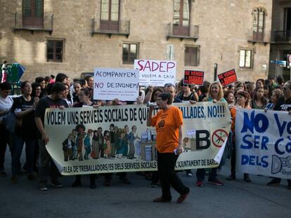 Protesta de treballadors dels serveis socials a la plaça Sant Jaume.
