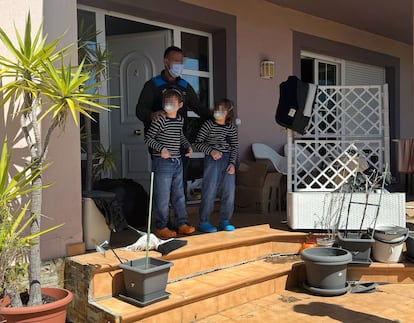 Los niños de ocho años de Oviedo encerrados en su casa desde 2021. También estaba en la casa su hermano, de diez años. Fotos cedidas.