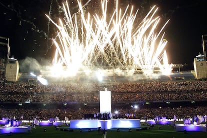 Celebración en el estadio Santiago Bernabéu de la victoria del Real Madrid en la final de la Liga de Campeones de Glasgow, consiguiendo la novena Copa de Europa para el club, el 16 de mayo de 2002.