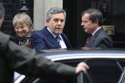 Gordon Brown sale anteayer de su residencia de Downing Street para dirigirse a la Cámara de los Comunes.