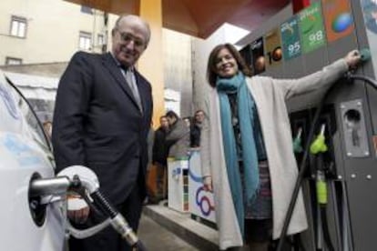 El presidente de Repsol, Antonio Brufau (i), y la alcaldesa de Madrid, Ana Botella (d), llenan de Gas Licuado de Petróleo (GLP), el depósito de un vehículo del Ayuntamiento de Madrid.