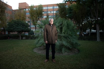 Enrique Figueroa, en los jardines de la Facultad de Biología de la Universidad de Sevilla.