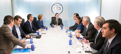 Casado, durante la reunión del comité de dirección del PP, presidida por Rajoy.