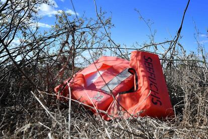 Vista de un chaleco salvavidas de la ONG alemana Seefuchs, depositado en el conocido como 'cementerio de botes', donde se descargan los esquifes de los migrantes y refugiados que cruzan desde el norte de África y desembarcan en la isla.