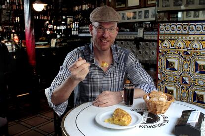 El chef Matthew Scott come un pincho de tortilla de bodegas La Ardosa.