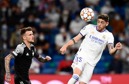 Fede Valverde (D) cabecea el balón delante de Sebastien Thill en el Real Madrid-Sheriff.