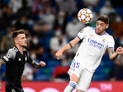 Fede Valverde (D) cabecea el balón delante de Sebastien Thill en el Real Madrid-Sheriff.