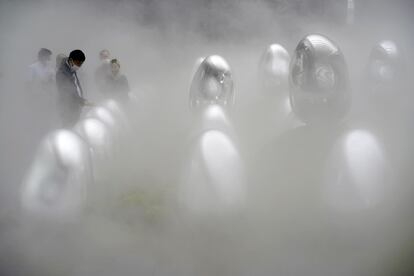 Un grupo de periodistas observa la obra 'Moss Garden of Resonating Microcosms - Solidified Light Color, Sunrise and Sunset', del grupo artístico japonés teamLab, durante su presentación en el museo teamLab Planets de Tokio, Japón.