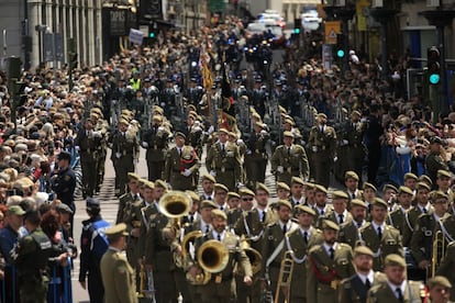 Desfile militar en la Puerta del Sol durante el acto conmemorativo de la Fiesta del 2 de Mayo