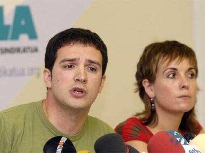 Mikel Lakuntza e Itziar Gabikagoeskoa, en la rueda de prensa de ELA.