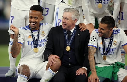 Ancelotti, junto a Militao y Ceballos.