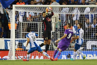 El portero del Espanyol Diego López atrapa el balón ante Karim Benzema.