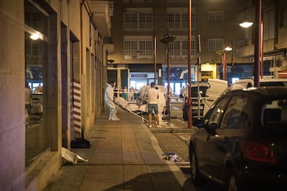 Especialistas sacan el cuerpo de la mujer asesinada en Vilagarcía de Arousa.