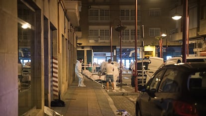 Especialistas sacan el cuerpo de la mujer asesinada en Vilagarcía de Arousa.