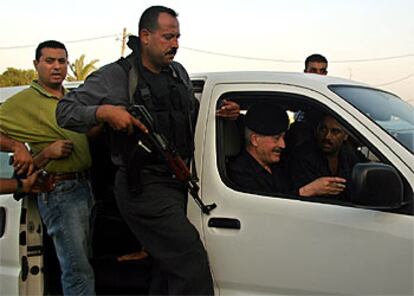 El jefe de la policía palestina en Gaza, Ghazi Jabali (sentado en el coche), deja su oficina ayer antes de ser secuestrado.