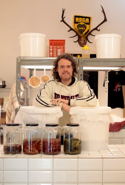 Luis Alcázar, en la zona de fermentos de su local Black Pepper & Co.