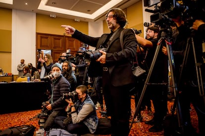 Ricardo Stuckert (de pie), fotógrafo oficial de Lula, durante una rueda de prensa del expresidente brasileño con una delegación europea, el pasado 29 de agosto en São Paulo.