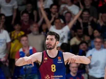 Brizuela festeja una canasta en el cuarto partido ante el Mónaco en comunión con el Palau.