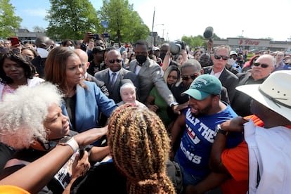 Letitia James, fiscal general de Nueva York (con chaqueta azul), atiende a una vigilia en homenaje a las víctimas del supermercado de Búfalo, el pasado 15 de mayo.