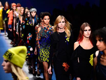 La mujer femenina y poderosa de Versace